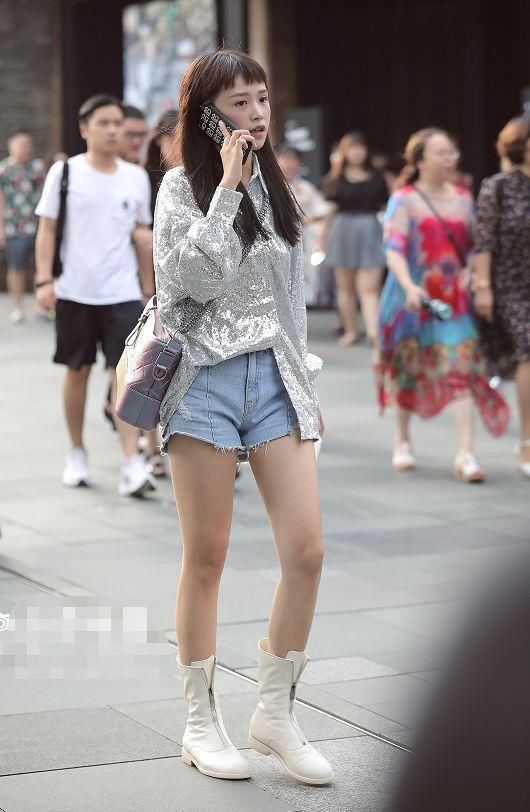 街拍:美女们身材惊艳，紧绷的“漫画腿”，很是令人着迷!