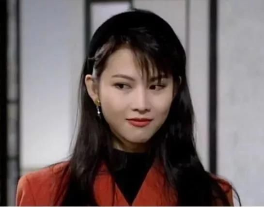 嘿!美女你的眼袋还没去掉啊，真的好丑!