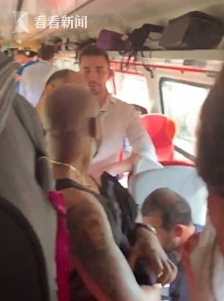 车厢温度超40度乘客热成狗 网友:英火车咋没空调