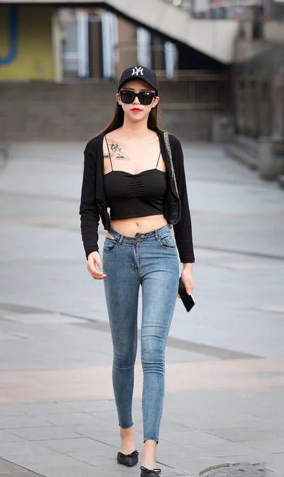 高挑的小姐姐修身穿搭尽显完美的S曲线，摇摆的身姿很有韵味