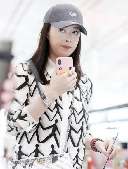 蒋欣减肥反弹后现身机场，大腿粗到完全认不出，网友:一胖毁所有