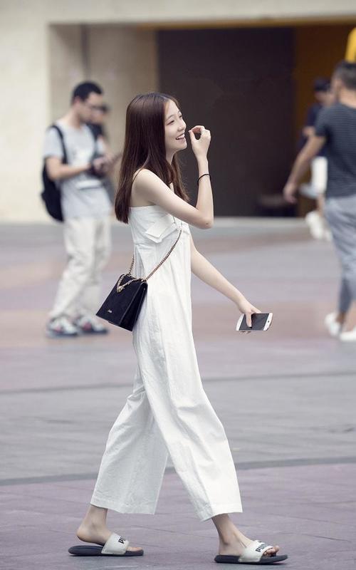 路人街拍，小姐姐穿上白色连衣裙之后，看上去十分的青春动人
