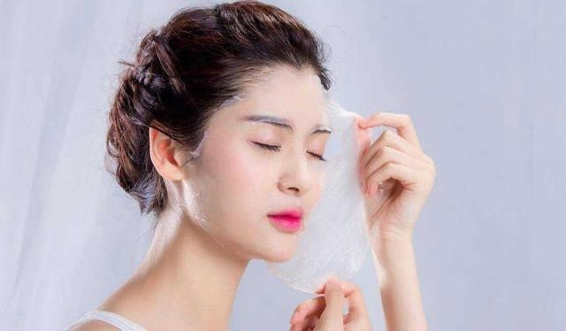 「轻轻松松」女生床头常备这些,肌肤会变得白皙嫩滑,轻轻松松变身女神!
