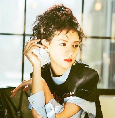 让你的马尾辫更加时髦漂亮的扎发小技巧！