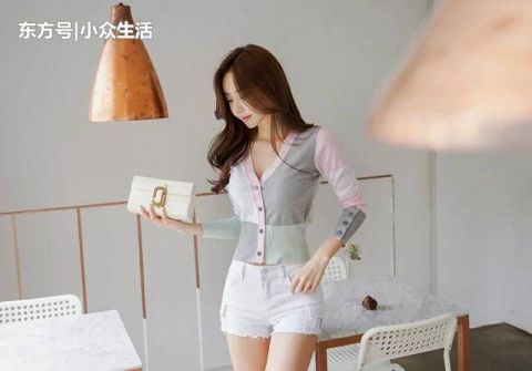  学院：街拍：白色热裤加上小白鞋，穿出清纯感，有种学院美女的味道