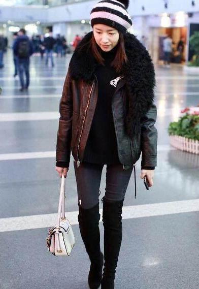 37岁董洁真会穿! 牛仔裤套在过膝长靴里, 不但显腿长还特显嫩