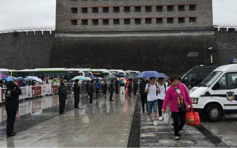 节日我们在岗丨北京旅游警察值守“十一” 各大景区对症施药