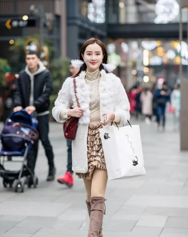  女生■女生搭配高跟鞋出街,走在路上能够获取更高的回头率