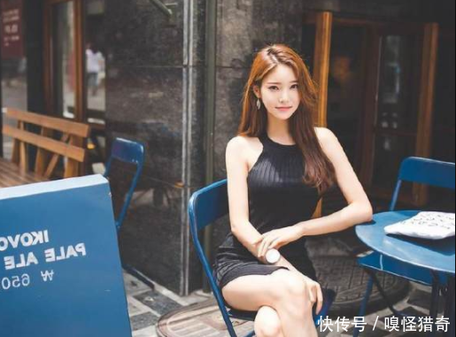 傲人曲线的紧身裙美女，靓丽搭配，显得活泼有朝气！