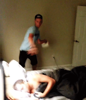 搞笑GIF趣图:姑娘你下手太狠了,捡个水瓶子不