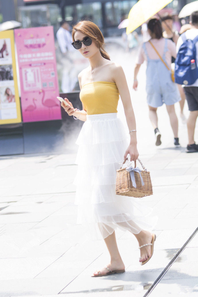 成都街拍:高颜值女神的初秋搭配参考，时尚与魅力并存!