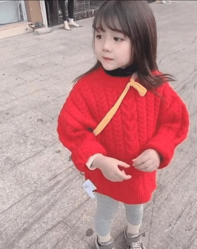  「成年人」小女孩拿小长袜包裤子穿，成年人都没她这么潮，网友：我太土了