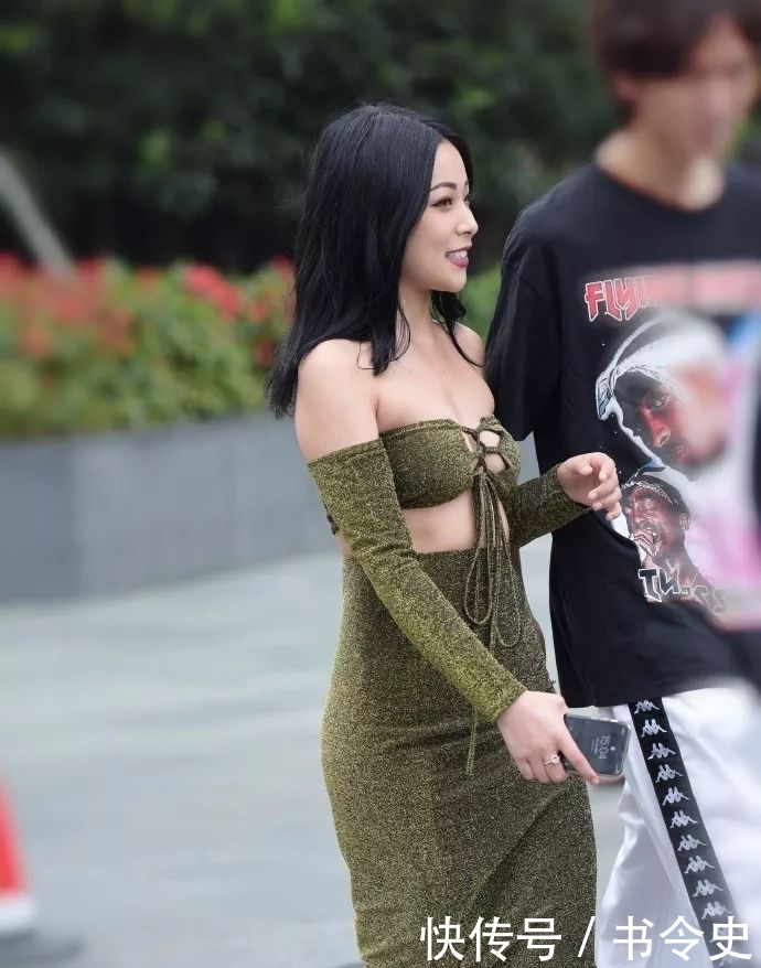  「穿搭」街拍偶遇不穿内衫的小姐姐，粉色V领衫，谁与争锋