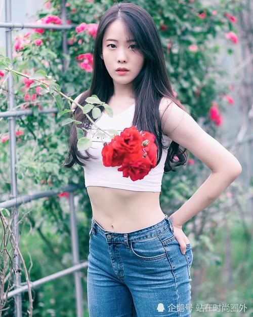 美女加紧身牛仔裤，就问你这样穿好不好看