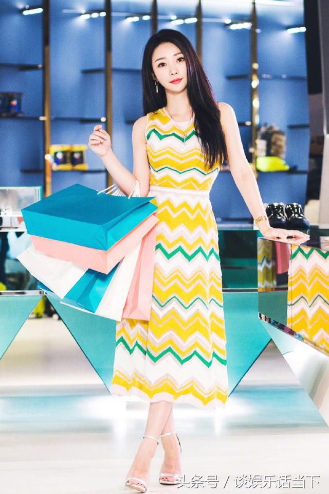 柳岩晒美照变身都市伊人 身穿不同风格的裙装 清新优雅时尚