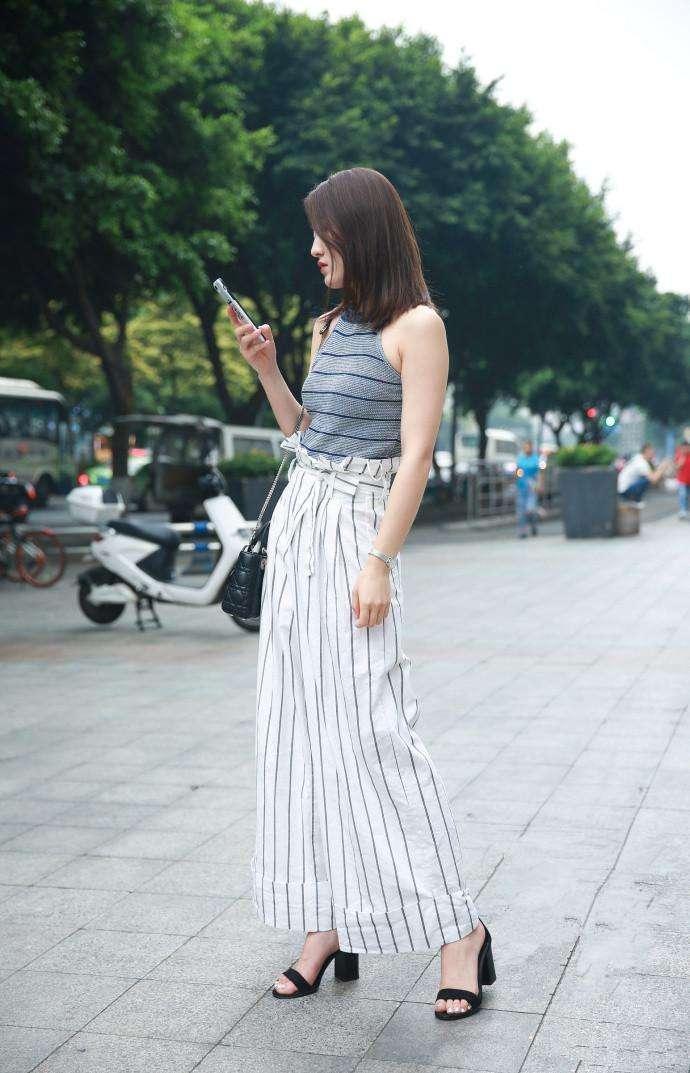 素人街拍:简单搭配却更能凸显美丽容颜，小蛮腰性感！