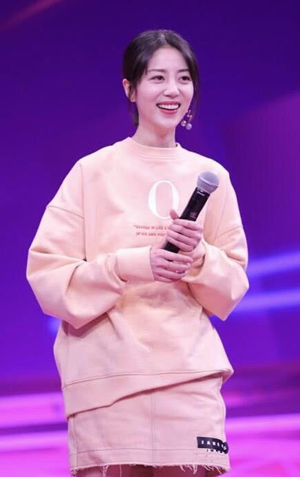 李溪芮真豁的出去这腿配短裙,该漏的都漏光了