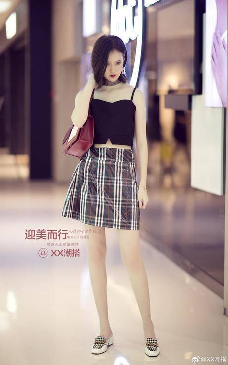 笑容甜美的美女，薄纱裙下大长腿若隐若现，有点俏皮更有点美艳