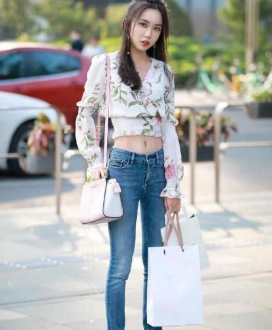 【粉色】街拍:美女身穿粉色一字肩长裙,长发披肩,气质温婉动人
