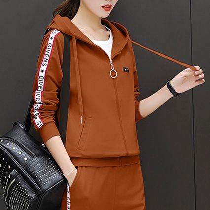 今年流行的运动套装，穿上年轻15岁，上身减龄洋气美极了