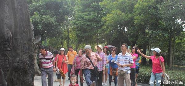 印度游客来中国，在超市买了一瓶矿泉水，直呼这个水的味道不对