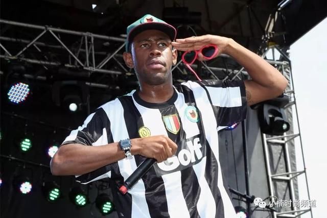 就用今夏最夯的潮流单品-足球衣，打造别出心裁的街头运动时尚