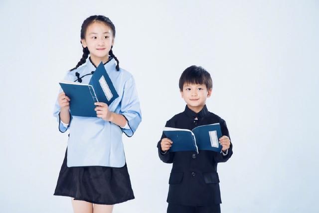 森蝶成大美女了！穿民国学生装大长腿抢镜，网友：基因强大！