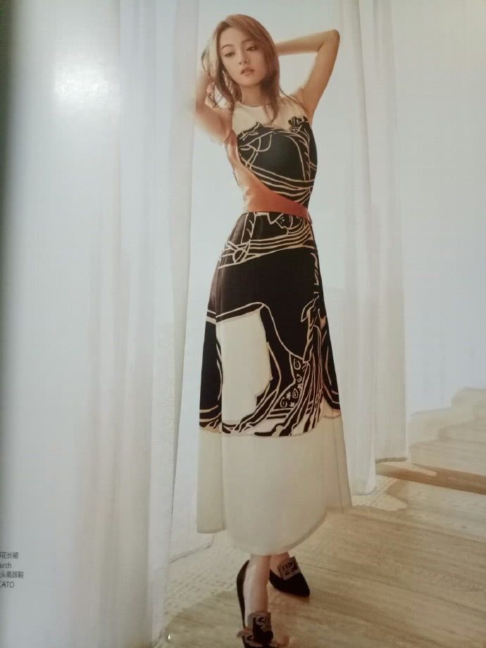 张韶涵穿薄纱裙，呈现出惊艳的小蛮腰，网友：很时尚！