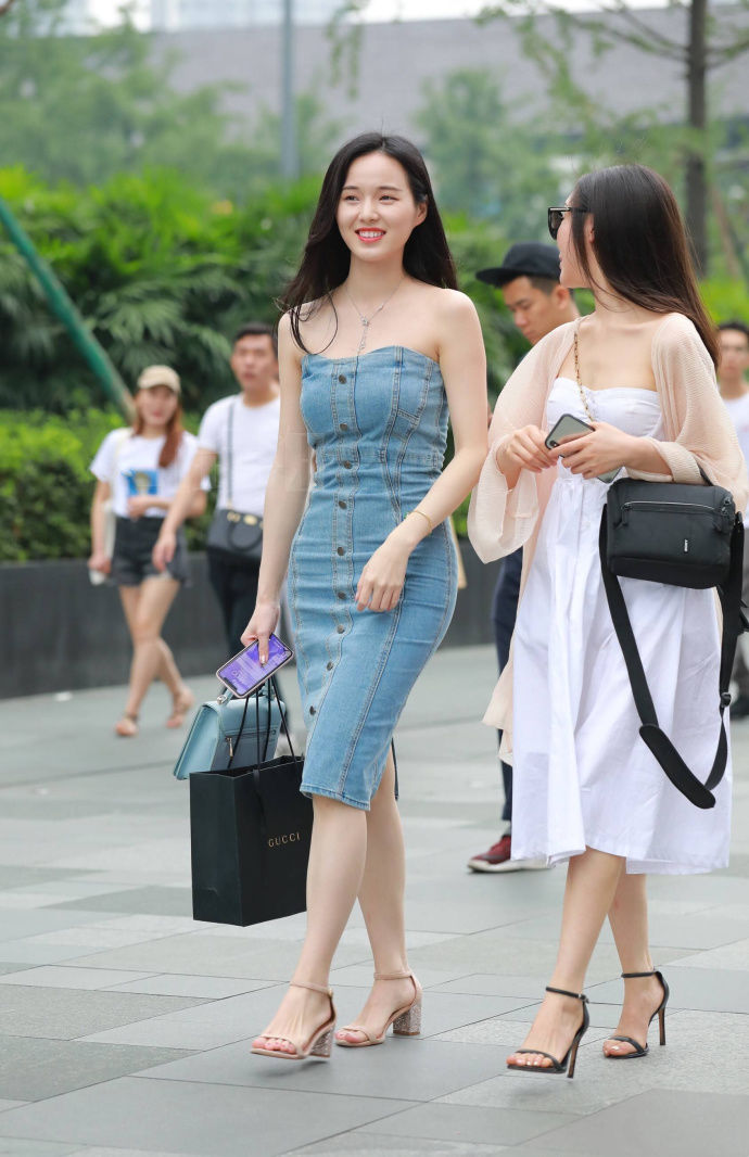 街拍路人,夏季街头丽人的穿搭风格,每个都透露出独特的时尚气息