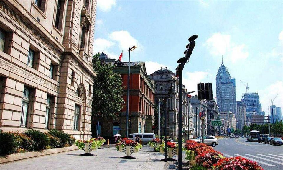  「第一次」日本美女第一次来中国，看到街边女孩不解：为何她们