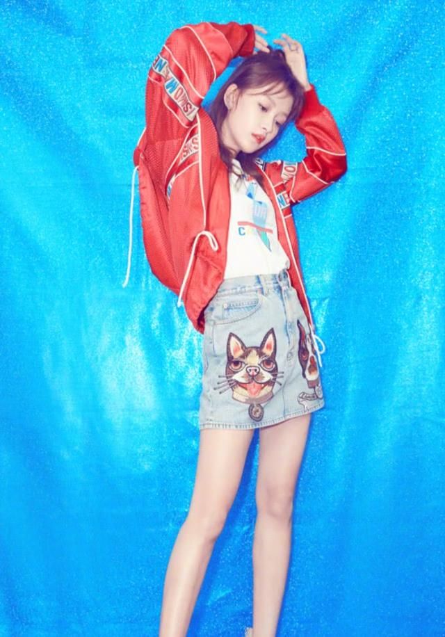 孙怡穿“塑料鞋”秀长腿，穿搭元气满满，明星宝妈都这么少女吗？