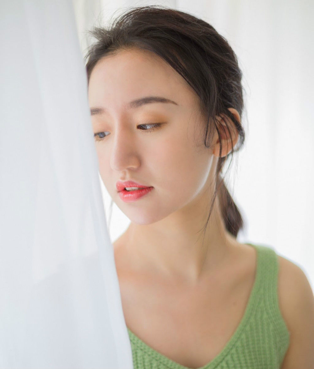 美女吊带超短裤白皙香肩美腿，美得让人垂涎