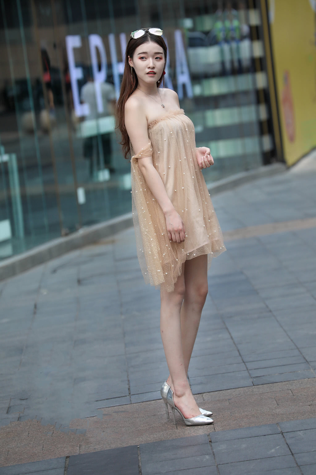 性感小姐姐蕾丝裹胸连衣裙尽显玲珑好身材，清透面料穿上很吸睛