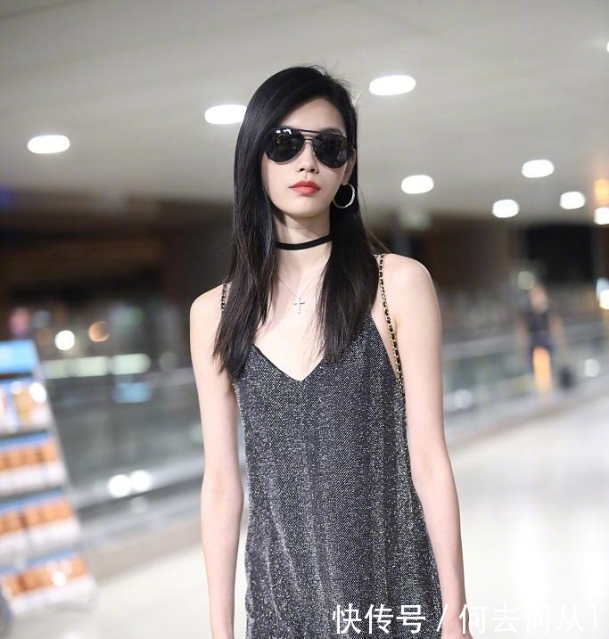 奚梦瑶热到穿吊带去机场, 但她穿的鞋子亮了!