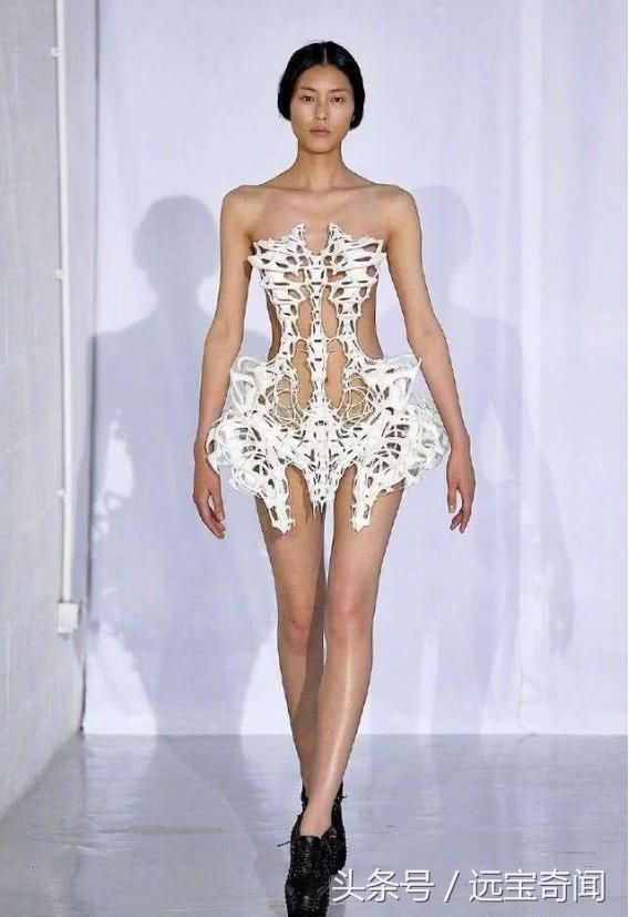 大表姐刘雯穿“骨骼装”走秀，全身无其他遮挡物，这看的脸都红了