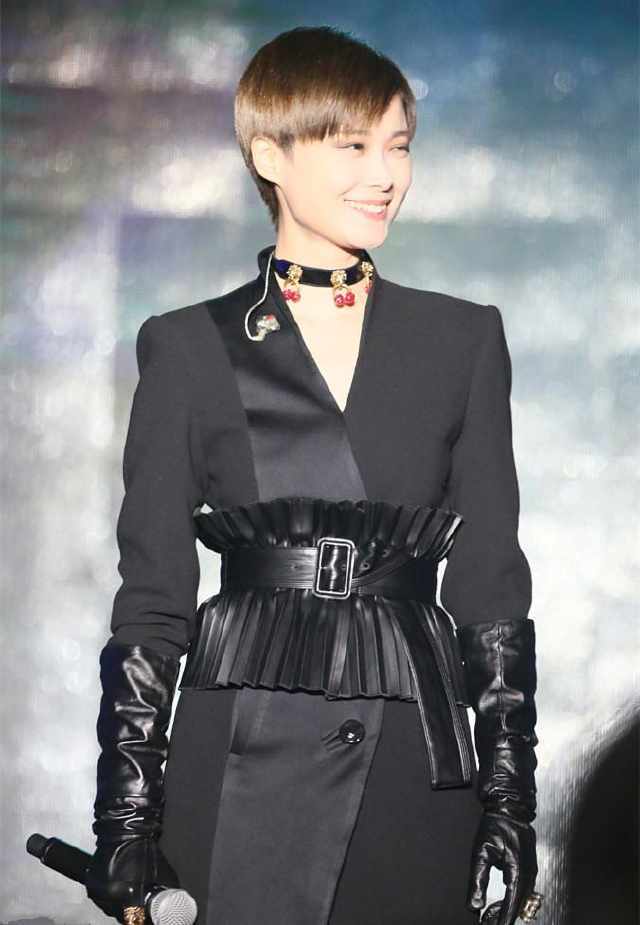 李宇春太胆大！这么大胆的开衩裙也敢穿出门？一般人穿绝对丑哭了