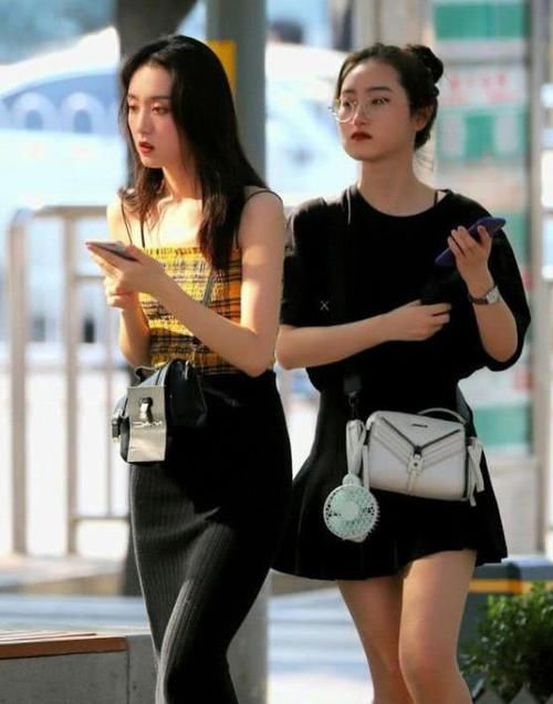  『搭配』街拍：温柔可人的美女，一件白色上衣配牛仔短裙，青春靓丽气息