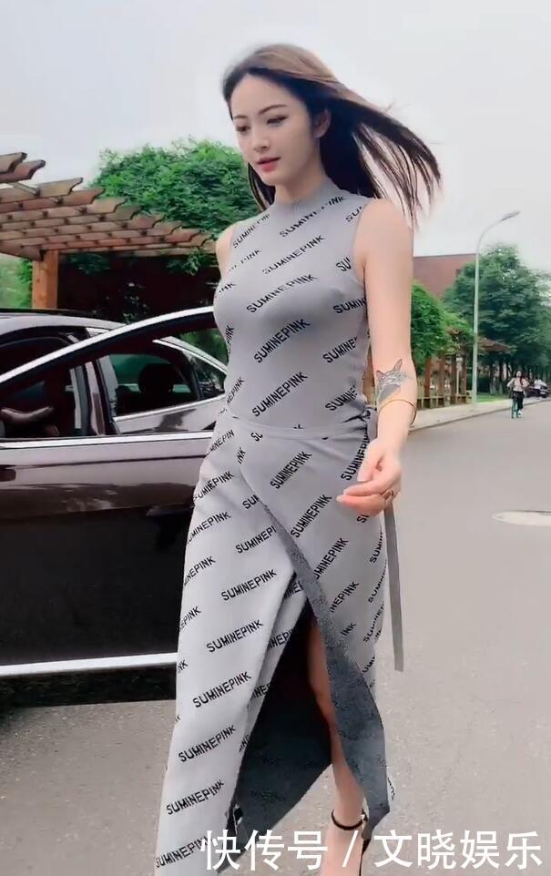  #身材#街拍小姐姐，身材高挑的美女搭配连衣裙，高贵又好看
