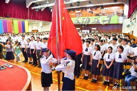  [上学]今早广大香港市民学生坚持开工上学，坚决反对“三罢”