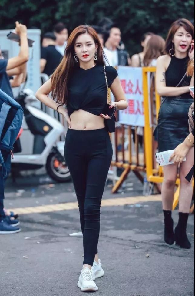 街怕:包臀连体裙+高跟凉鞋，夏日清凉风挡不住