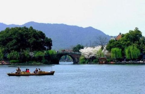 白居易的这首诗,开头14个字便惊艳了世人,美得令人心醉!