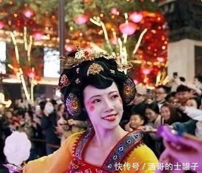 「圈粉」一夜爆红的抖音“不倒翁女神”真人长啥样?脱去贵妃服,颜值圈粉!