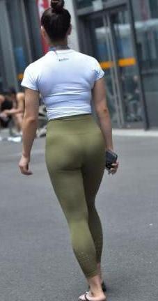 女人这样穿“打底裤”出门，原本的美丽荡然无存了，真替她可惜啊