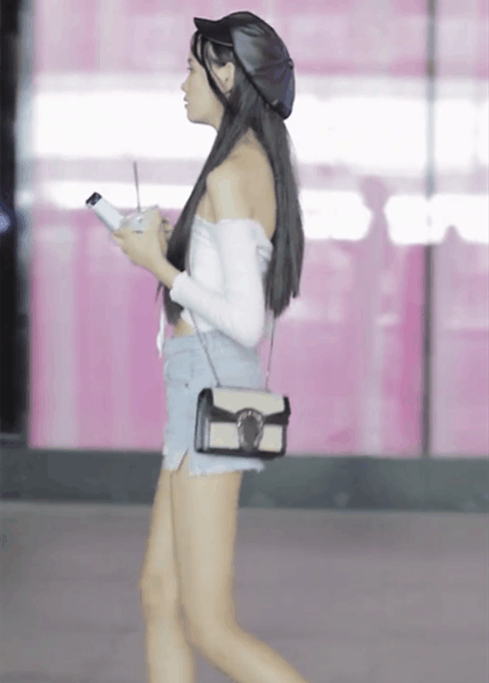 街拍:美女高挑身材搭配吊带小背心,网友:脖子以下全是腿!