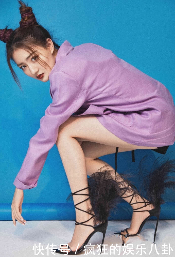 徐璐太胆大了！竟敢把短裙提到腿根，网友：为显腿长呗！