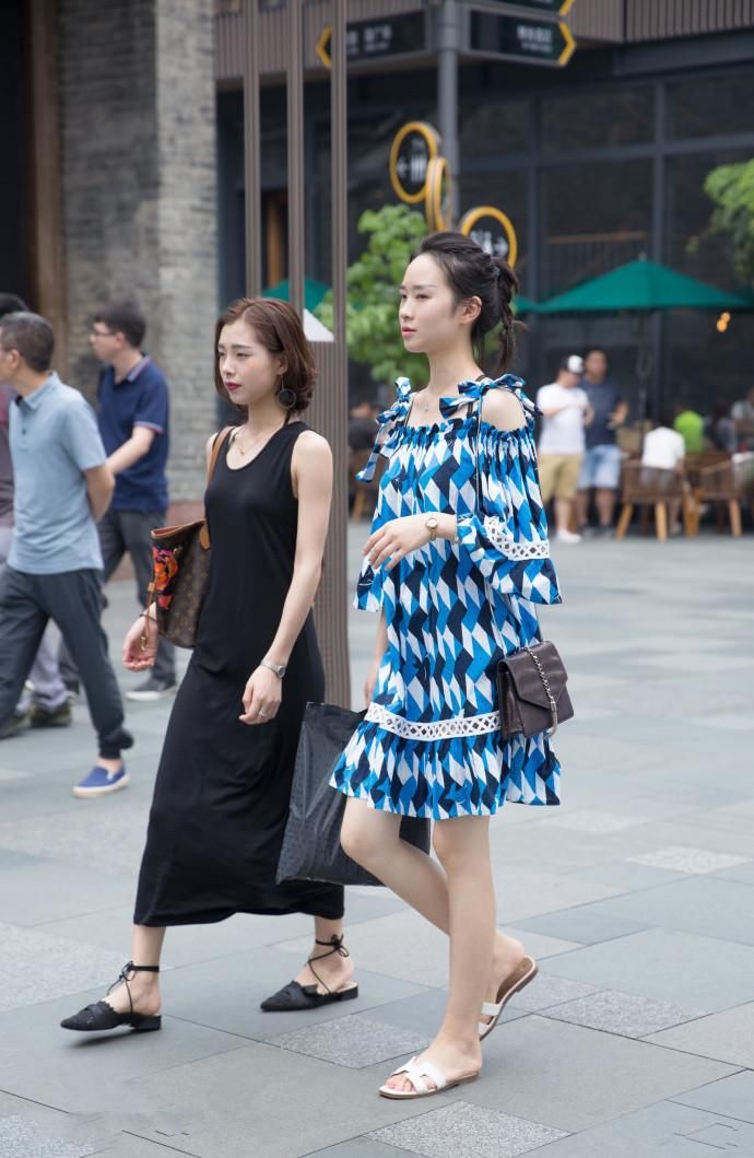 街拍 身材火辣的小姐姐，图4妹妹紧身T恤上衣让好身材完美展现!