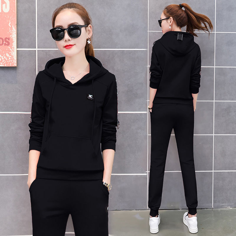 当下火的不得了的“卫衣套装”，穿着显嫩又时髦，中秋穿正好