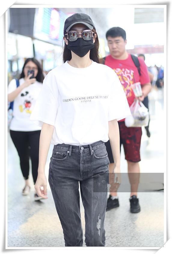 当88斤唐嫣穿上紧身牛仔裤，网友直呼：辣眼睛！还是换回裙子吧！