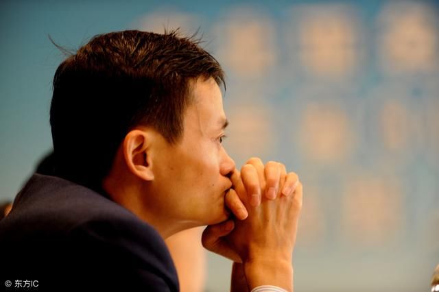 新中国首富：以1亿财富之差使马化腾退居第二，他还花12亿造大楼