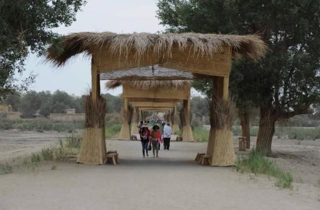 中国这个古老的村落位于沙漠，以捕鱼为生，保持着原始的生活习惯